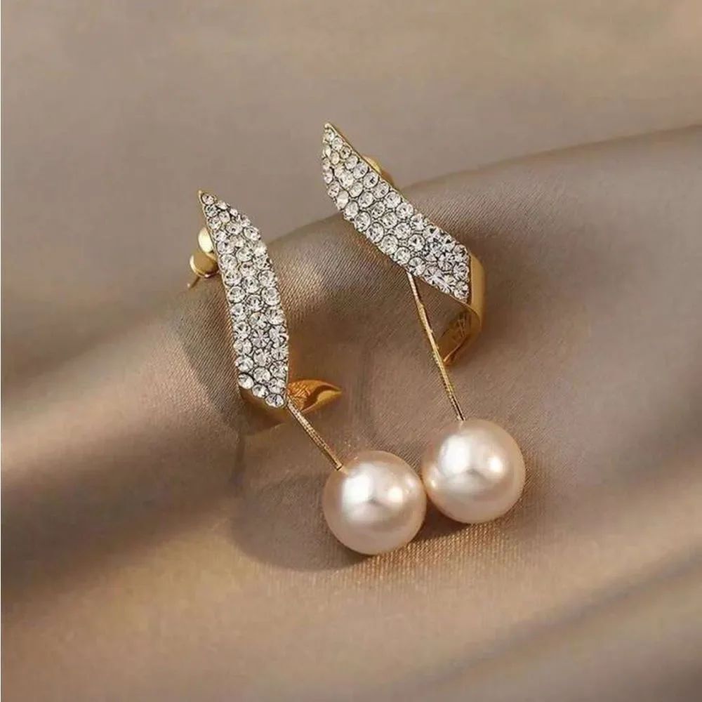 Elegant Gold and Pearl Drop Earrings R264